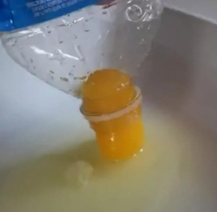 Eigelb mit einer Plastikflasche leicht abtrennen