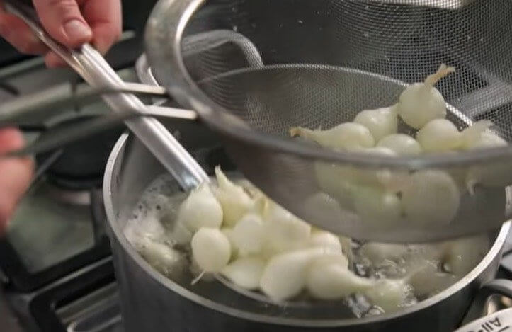 Weiche deine Zwiebeln in heißem Wasser ein, damit sie sich nicht mehr schälen