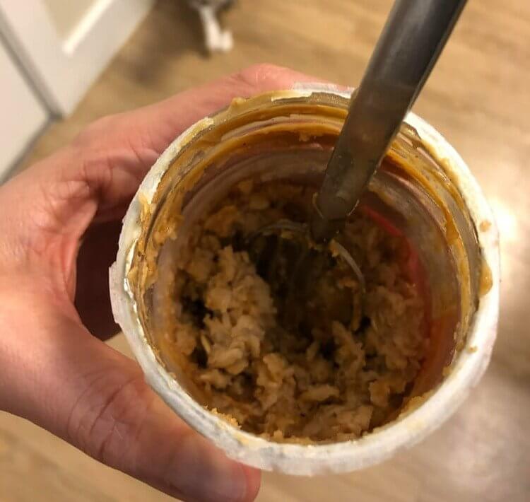 Ein einfaches Frühstück mit schnell zubereiteten Overnight Oats im Erdnussbutterglas