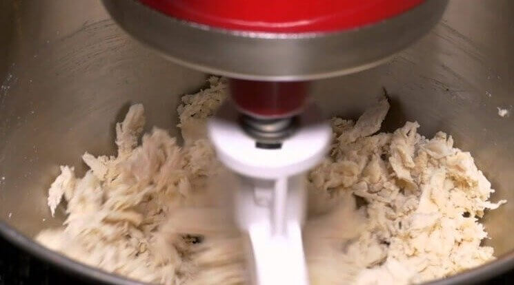 Verwende einen Mixer, um dein Huhn schnell und einfach zu zerkleinern