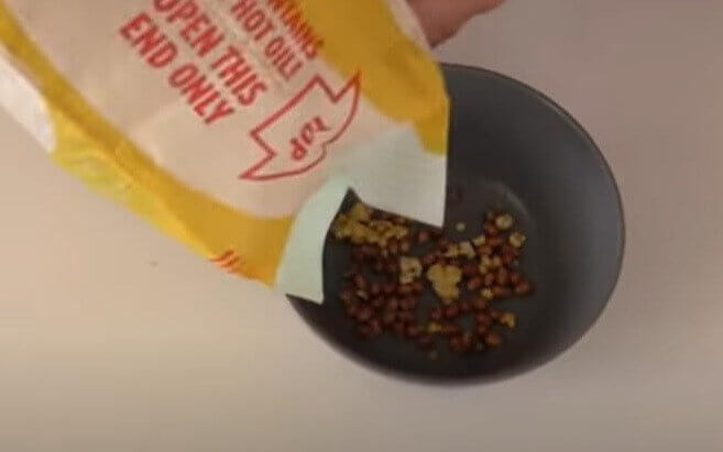Nimm alle Kerne heraus, bevor du das Popcorn isst