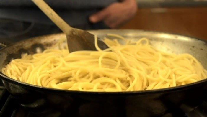 Schnellere Spaghetti in der Pfanne