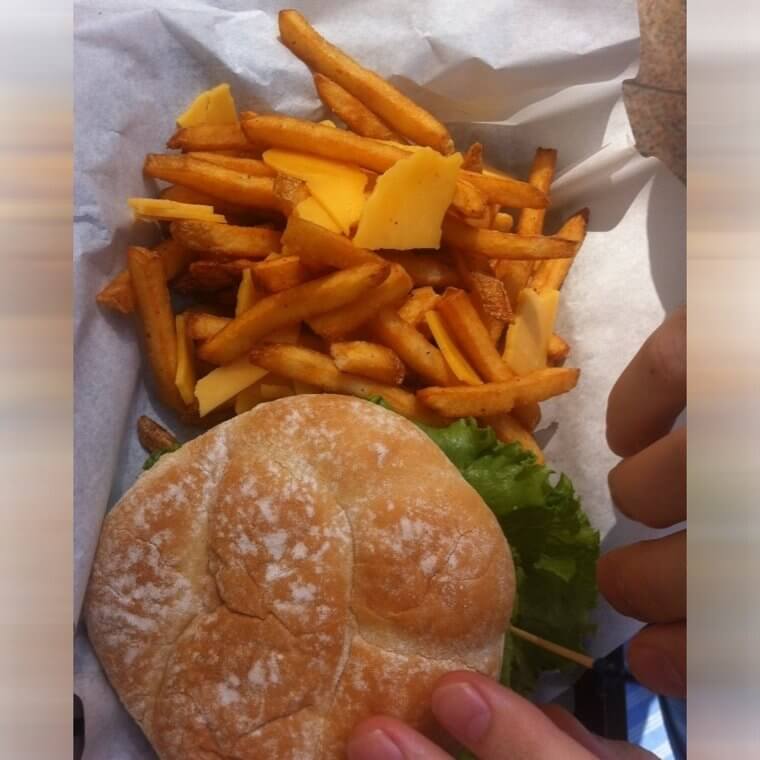 Картофель фри с сыром, который подавался с ломтиками порезанного сыра сверху