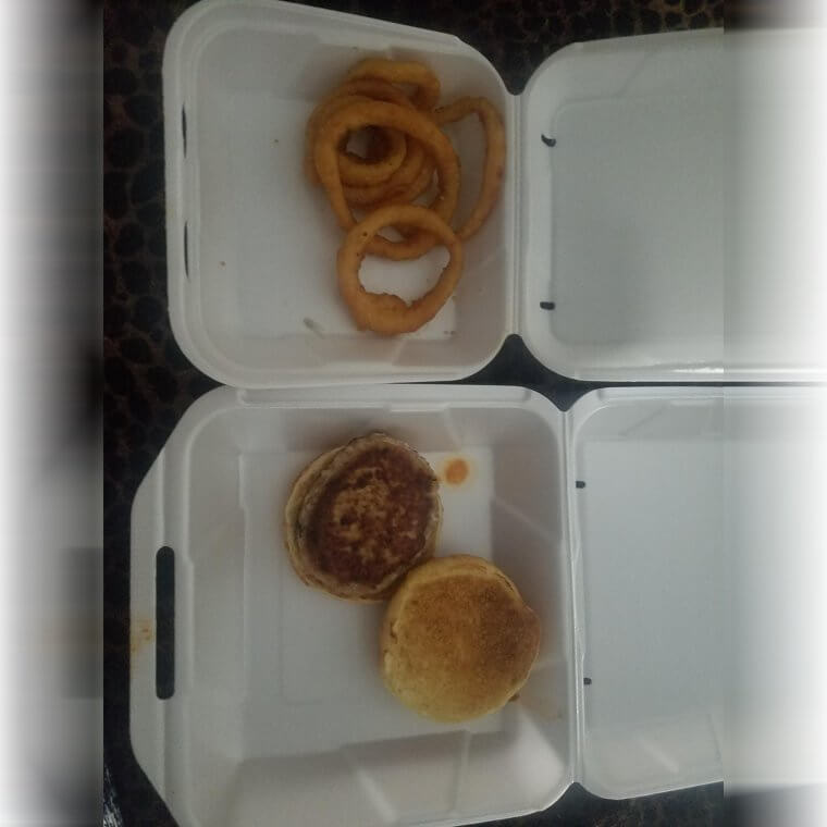 "Изысканная еда" в Hooters была всего лишь подгоревшими луковыми кольцами и лепешкой с хлебом