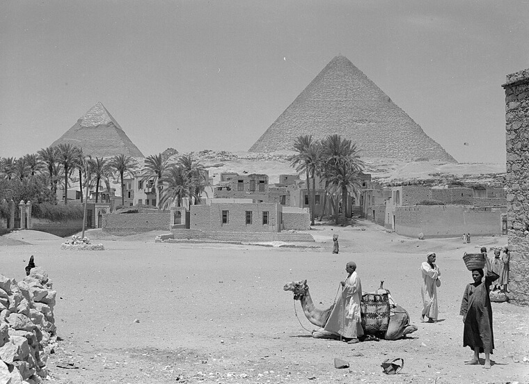 The Giza Plateau’s Neighbors: Coffee With the Great Pyramid