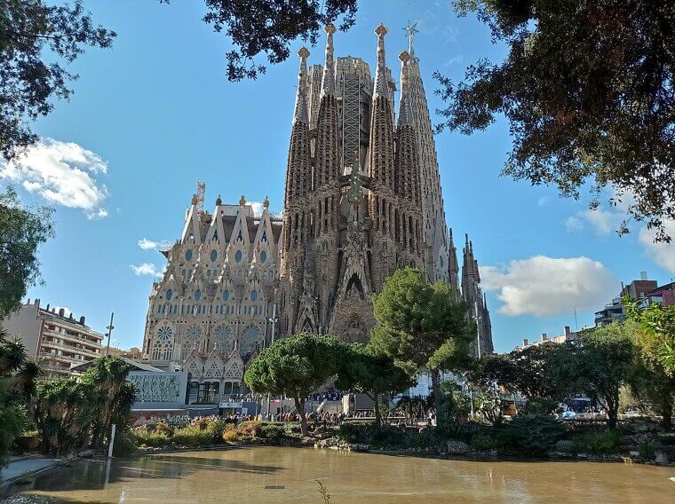 The Neighbors of the Sagrada Família: Living With Gaudí’s Masterpiece