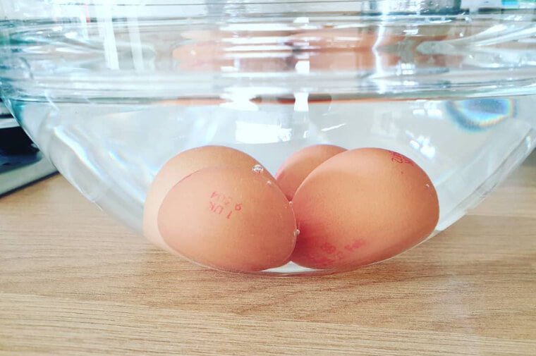 Si el huevo flota, cuidado