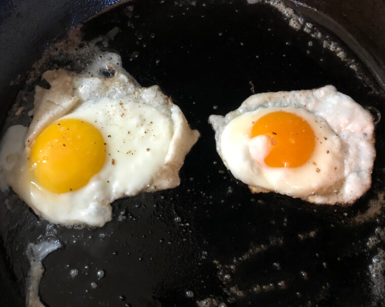 ¿Por qué hay que comprobar el color de la yema del huevo?