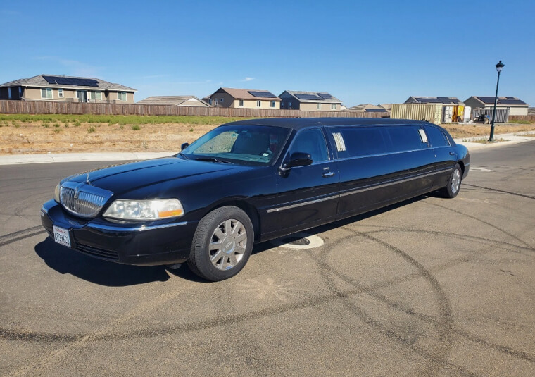 2004 Lincoln Town Car Executive Stretch Limousine - $3,100.00