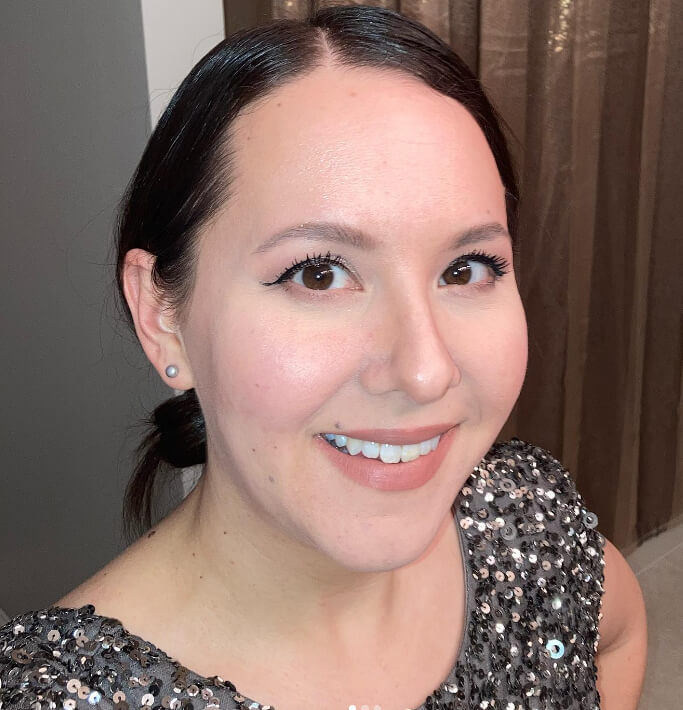 Solo una pequeña cantidad de base de maquillaje es suficiente