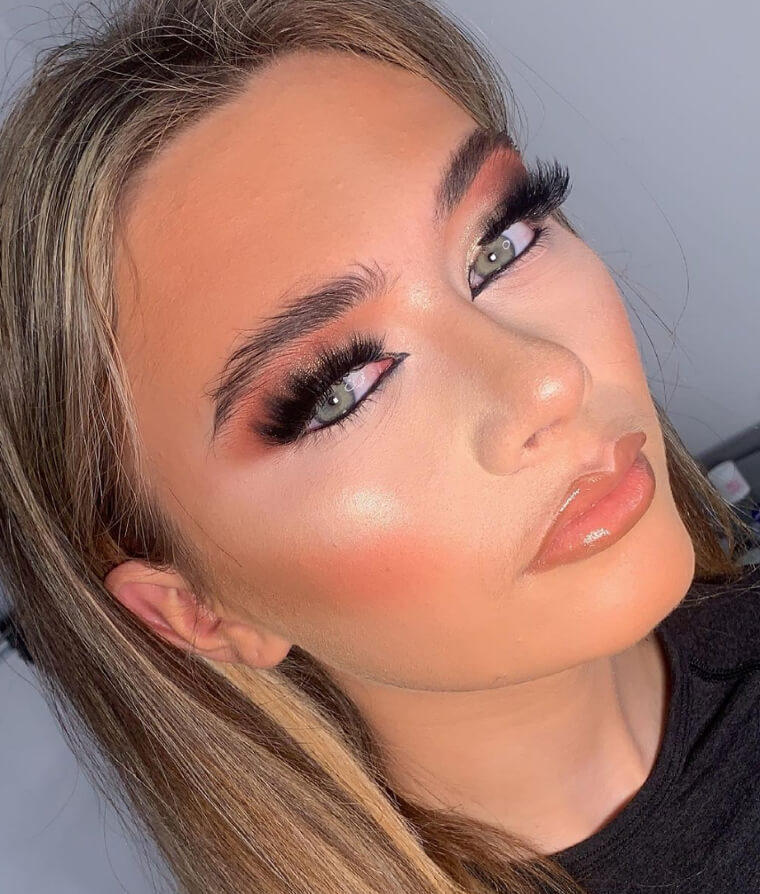 Delinea todo el párpado