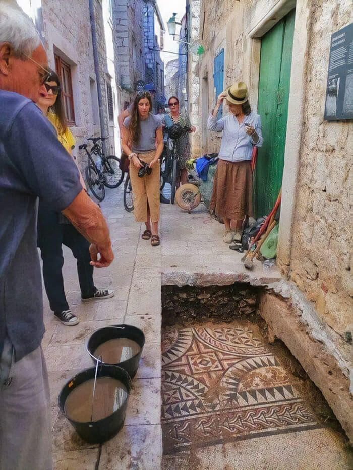 زخارف رومانية ظهرت بشكل غير متوقع في أزقة كرواتيا