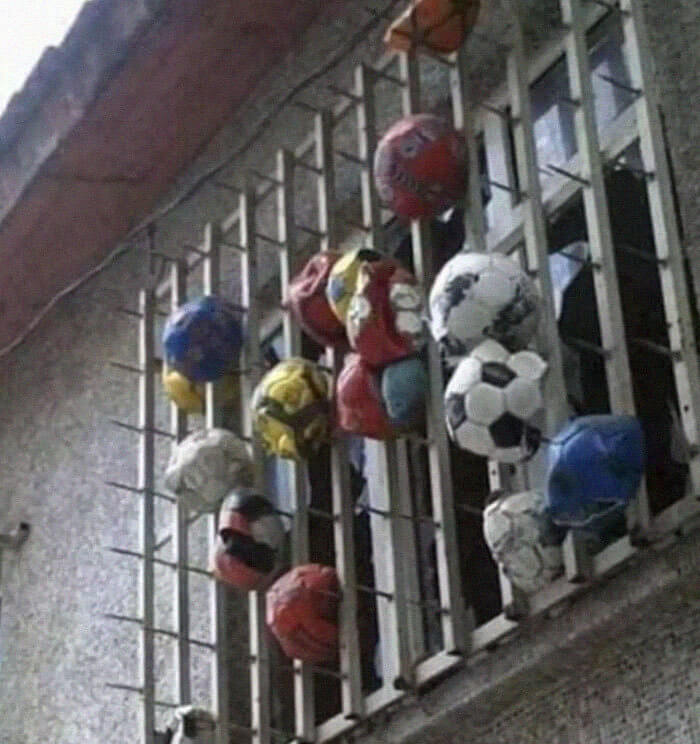 Cette Femme En A Eu Assez De Recevoir Des Ballons De Foot Sur Sa Fenêtre