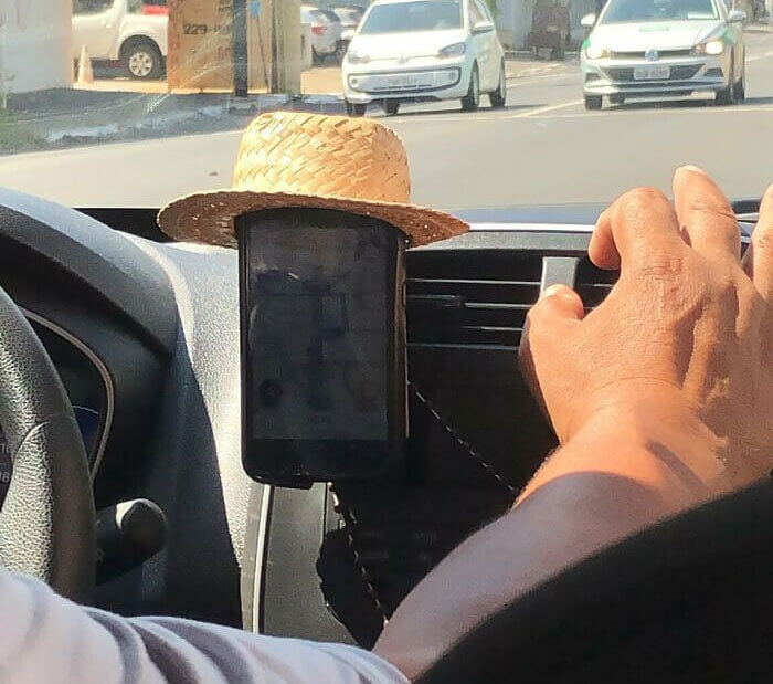 Un Chauffeur Uber Qui Essaye De Protéger Son Téléphone Du Soleil