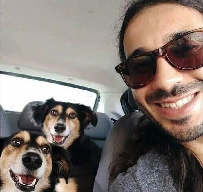 Ce Mec Avait Égaré Son Chien Et S'est Retrouvé Avec Deux Chiots Identiques À La Maison