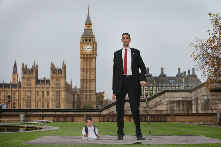 The World's Tallest And Shortest Man Regularly Hang Out