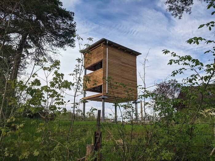 Es sieht aus wie ein sehr großes Vogelhaus
