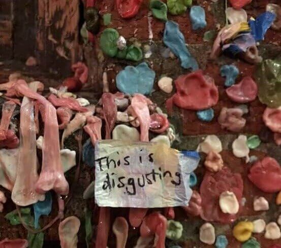 A parede de chiclete do teatro do mercado é mais repugnante do que interessante