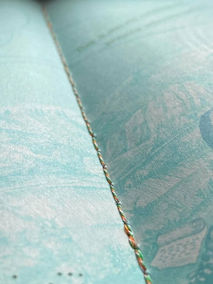 アイルランドのパスポートは、3色の国旗の装丁になっています。