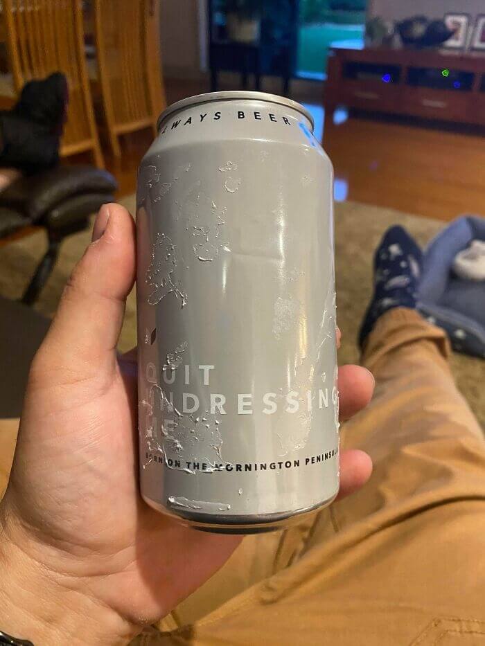 缶ビールのラベルは簡単に剥がせるようになっているので、人々はこれを見つけることができます。