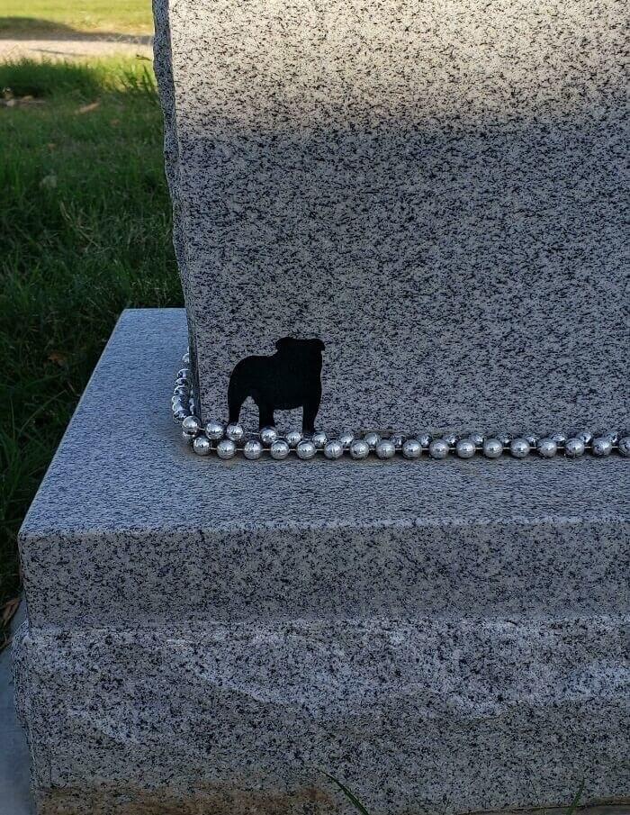 いつもブルドッグを連れていた人の墓石にブルドッグが描かれました。