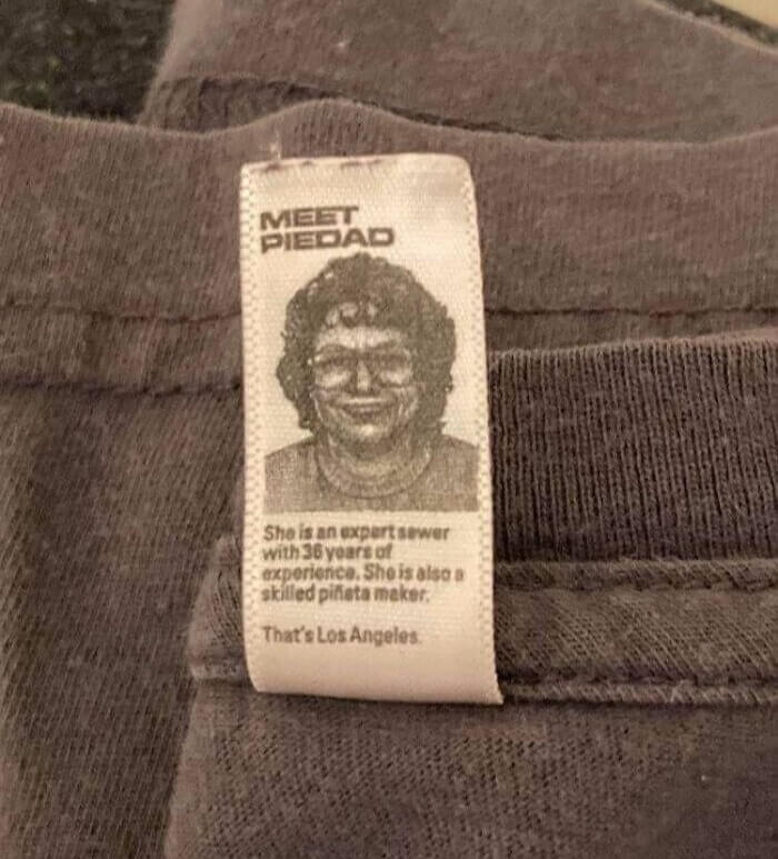 このシャツのタグには、縫った人の写真が入っています。