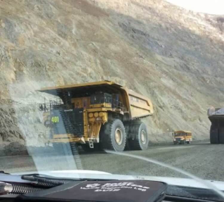 Camión Minero Vs. Autobús Escolar