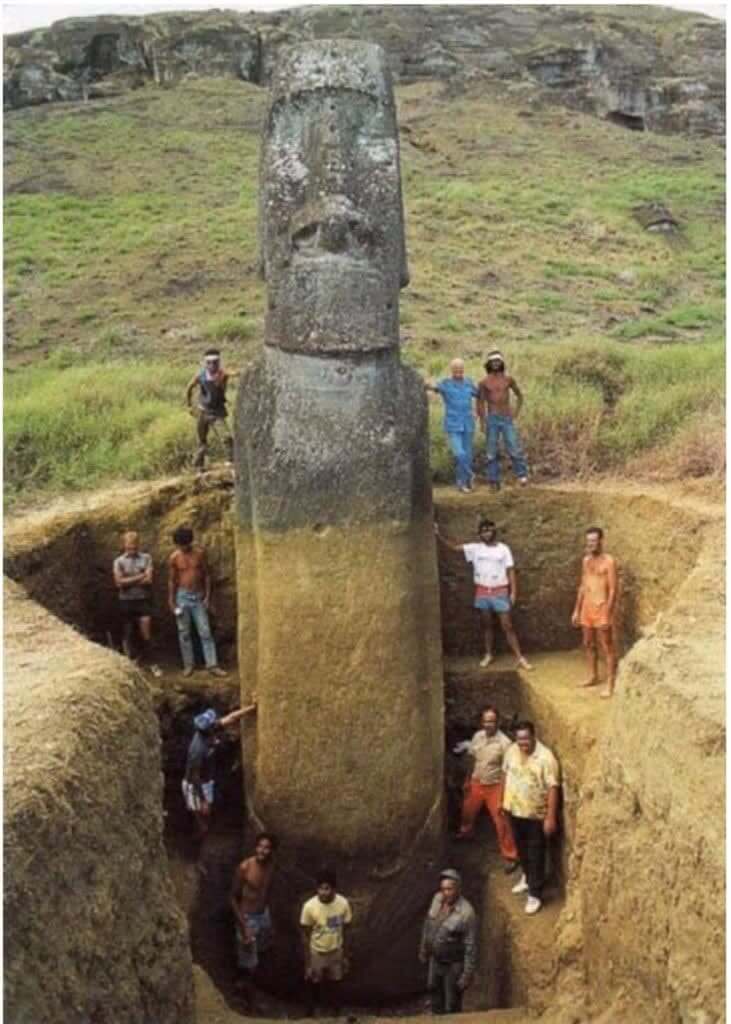 Una Estatua Moai En La Isla De Pascua