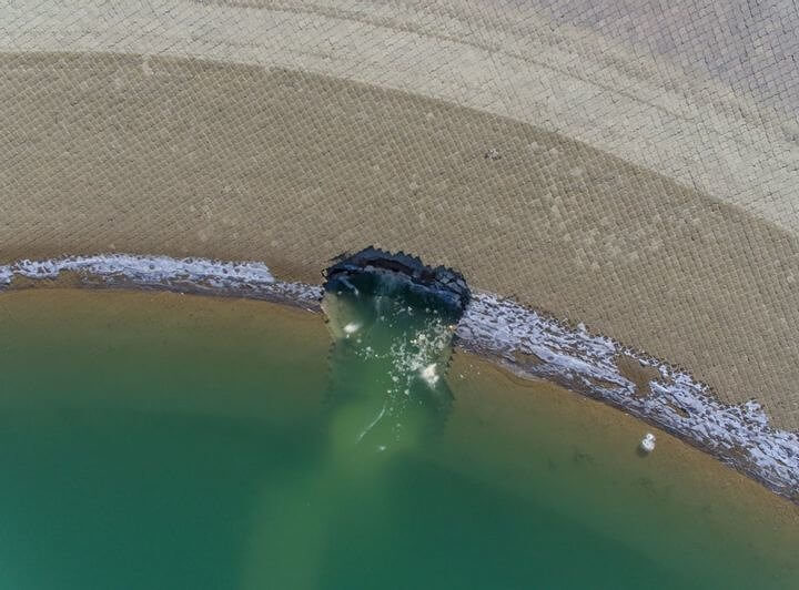 A represa com um vazamento