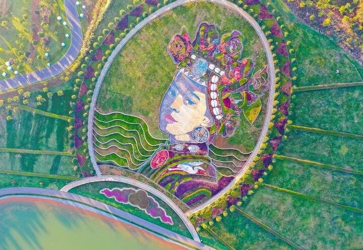 Como um camafeu preso à Terra