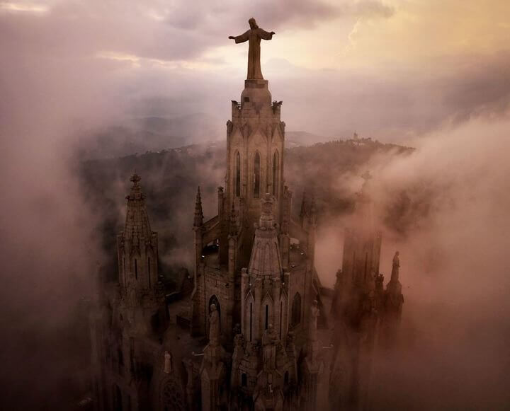 A igreja entre as nuvens