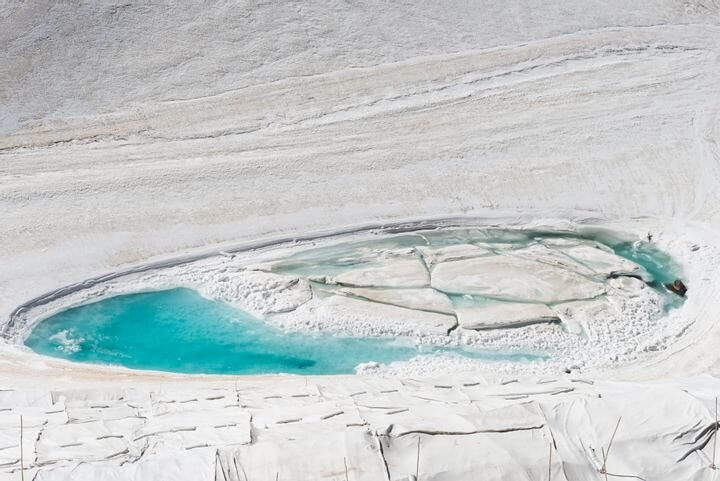 Piscinas de gelo derretido podem engolir uma pessoa também