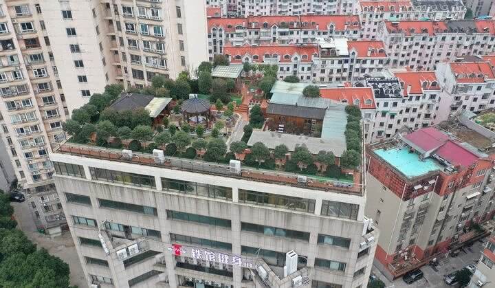 Jardim ao ar livre no meio de uma selva de concreto