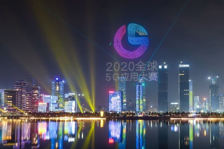 Arte no céu noturno feita por drones é o futuro