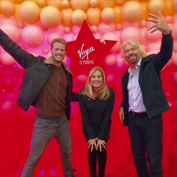 Ser a filha do proprietário da Virgin Atlantic deve ter suas vantagens