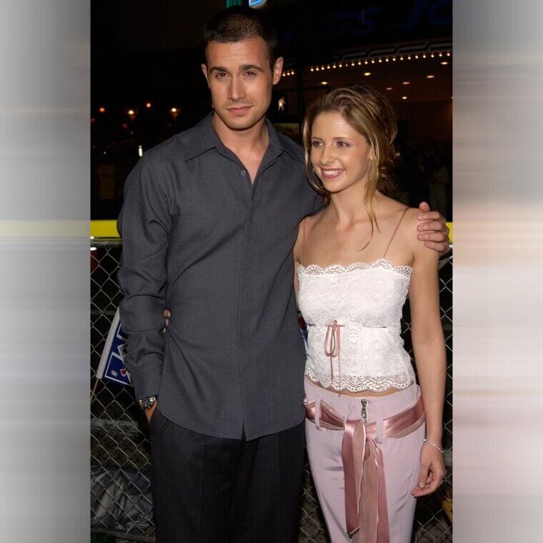 Freddie Prinze Jr. And Sarah Michelle Gellar - Fell in Love on the Set of "I Know What You Did Last Summer"