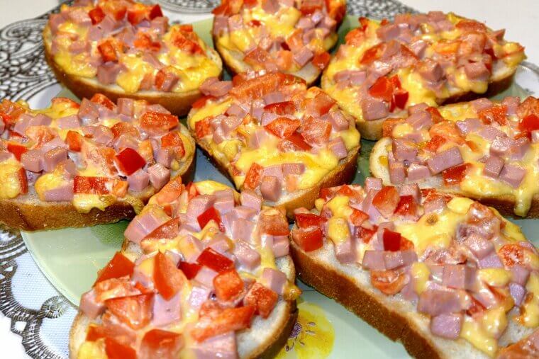 Mini Pizzas on Bread