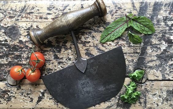 Un énorme éminceur pour les herbes aromatiques