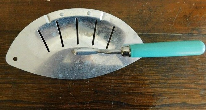 Pour égoutter l'eau des casseroles tout en cuisinant seul