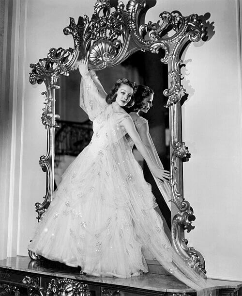 Loretta Lynn Wore Delicate Floor Length Gowns Featuring Classic Lace