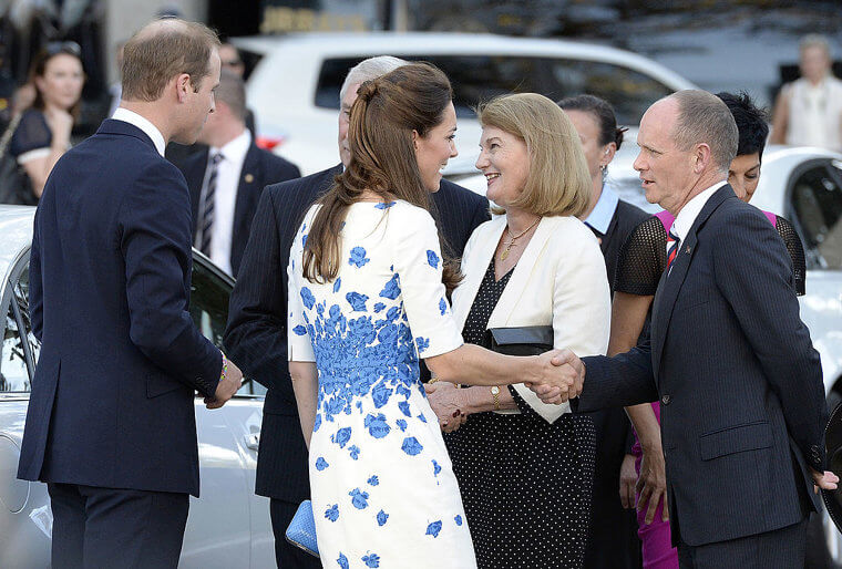 Ela tem que conhecer o aperto de mão e os sinais secretos