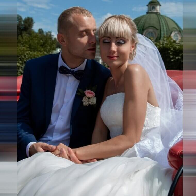 Fancy Limousines or Carriages to Arrive or Leave the Wedding