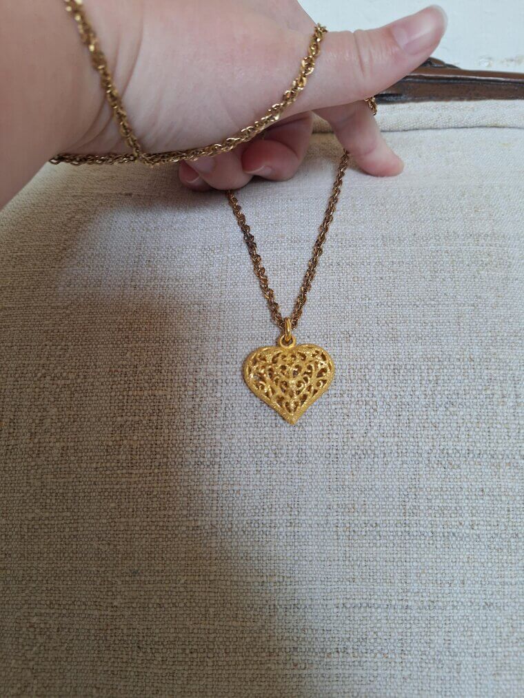 The Heart-Shaped Secret of Clark Gable’s Gold Locket