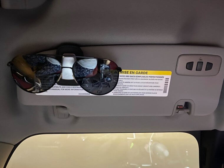 Ne perdez plus jamais vos lunettes de soleil dans la voiture