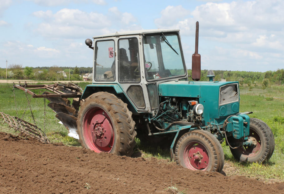 Zabawne zdjęcia ciągników, które udowadniają, że rolnictwo nie zawsze jest łatwe