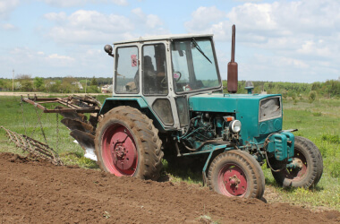 Zabawne zdjęcia ciągników, które udowadniają, że rolnictwo nie zawsze jest łatwe