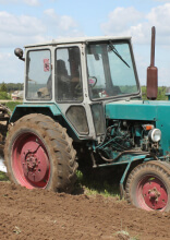 Zabawne zdjęcia ciągników, które udowadniają, że rolnictwo nie zawsze jest łatwe