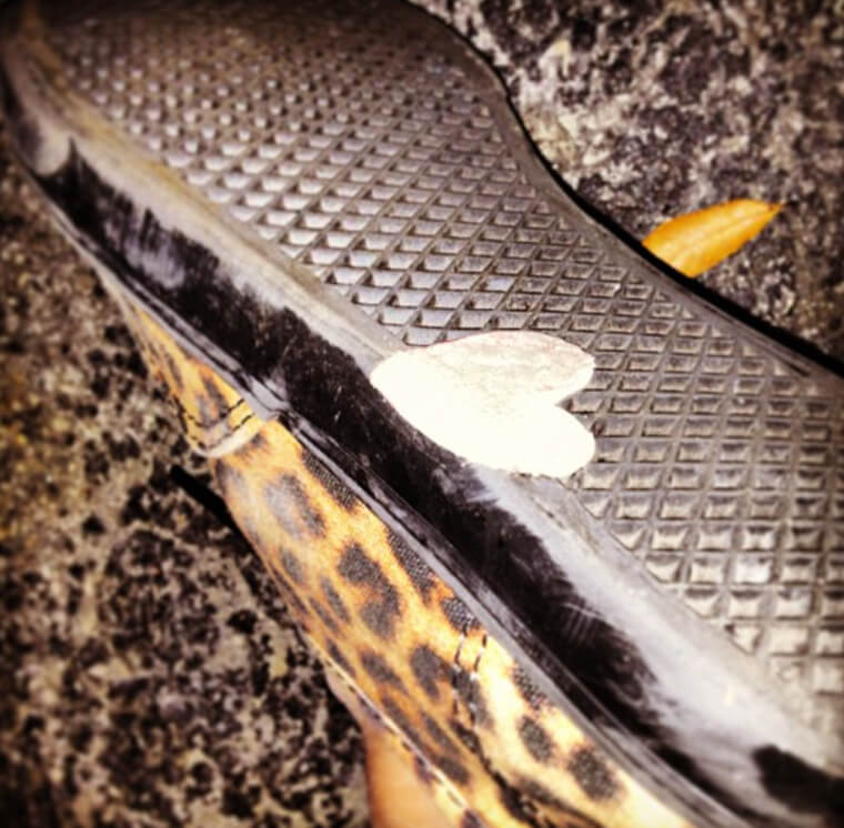 靴にくっついたガムを取り除く