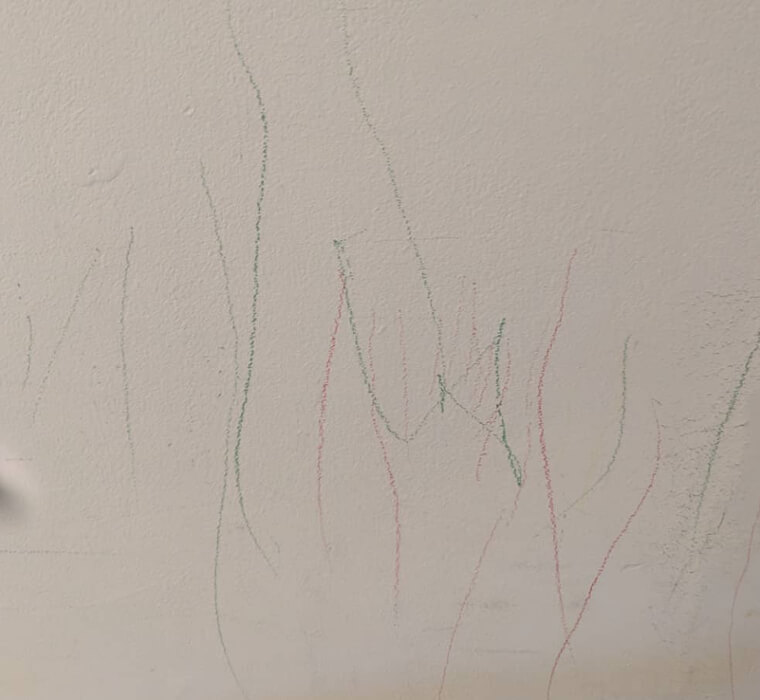 クレヨンの跡を簡単に消すことができます。