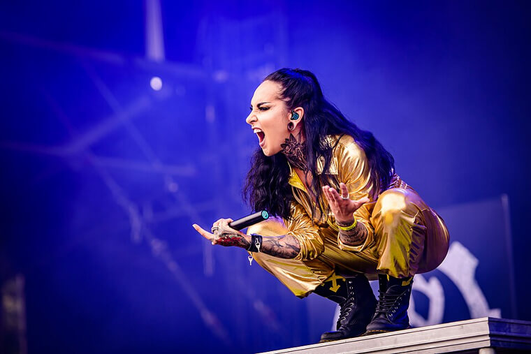 Tatiana Shmayluk (Jinjer) - Rapid Vocal Shifts Between Low Gutturals and Clean Melodies